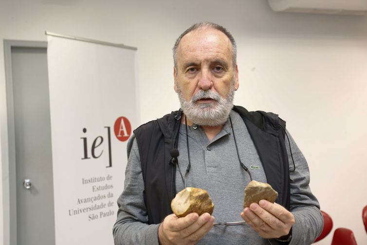 Professor Walter Neves: descobertas demonstram que o homem não deixou a África por volta de 1,9 milhão, mas há 2,4 milhões de anos (Cecília Bastos/USP Imagem)