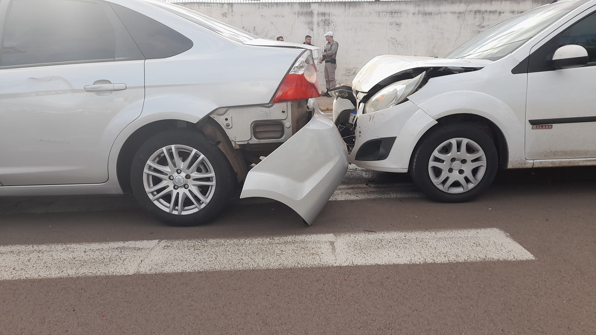 Colisão entre dois veículos provoca atropelamento de pedestre ...