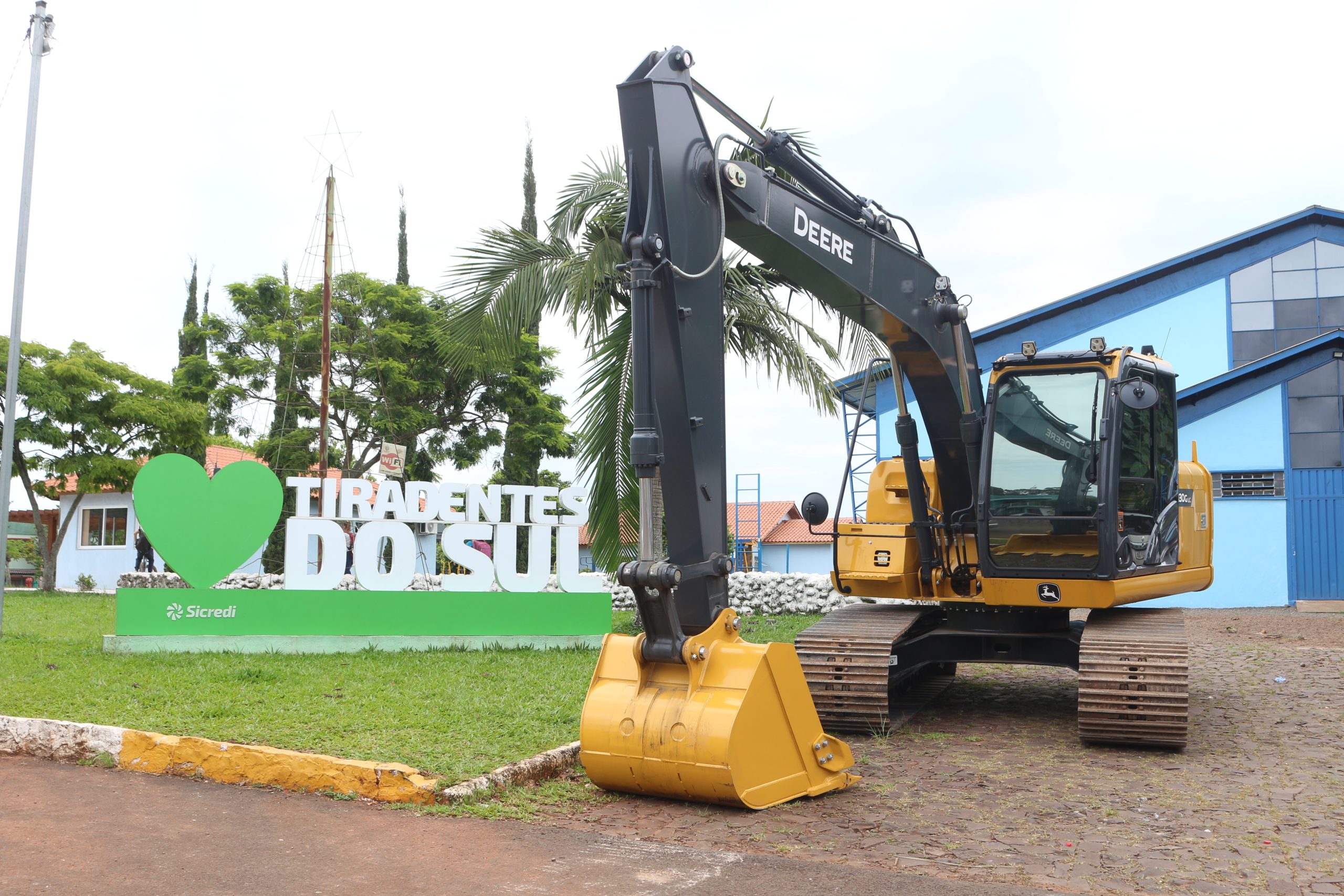 Renovação da frota: Tiradentes do Sul adquire escavadeira hidráulica ...